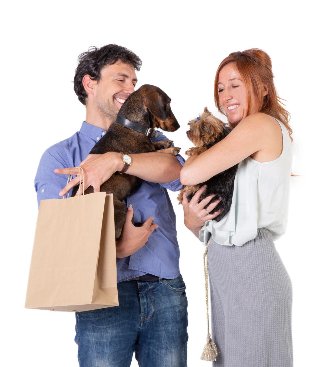 Bolsas de papel medianas kraft junto a 2 personas y 1 perro