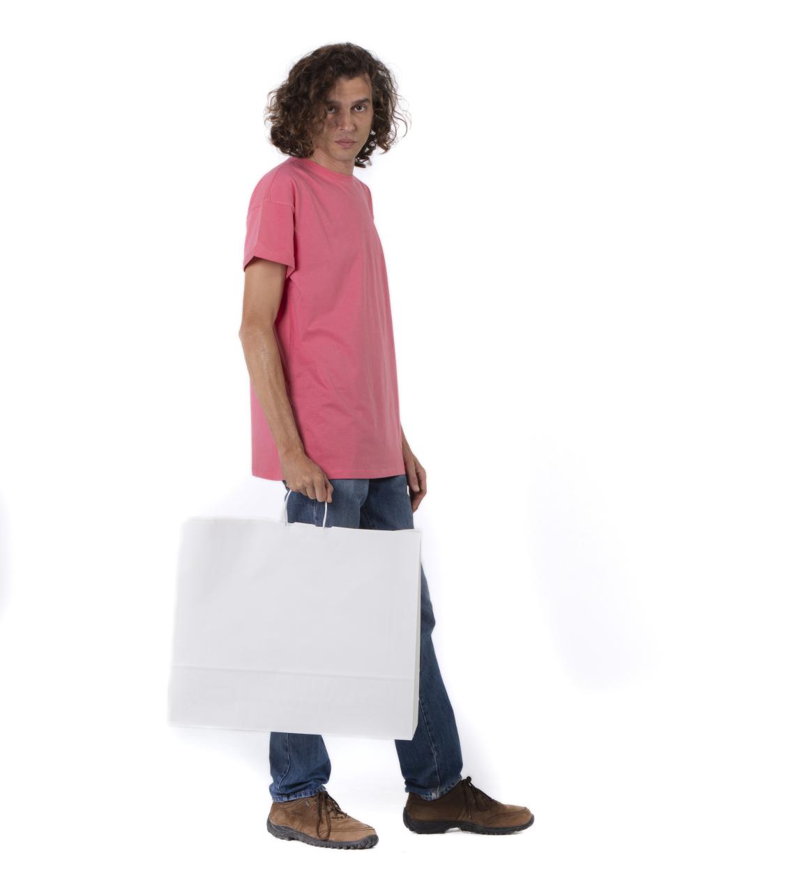 Bolsas de papel grandes de papel junto a un hombre