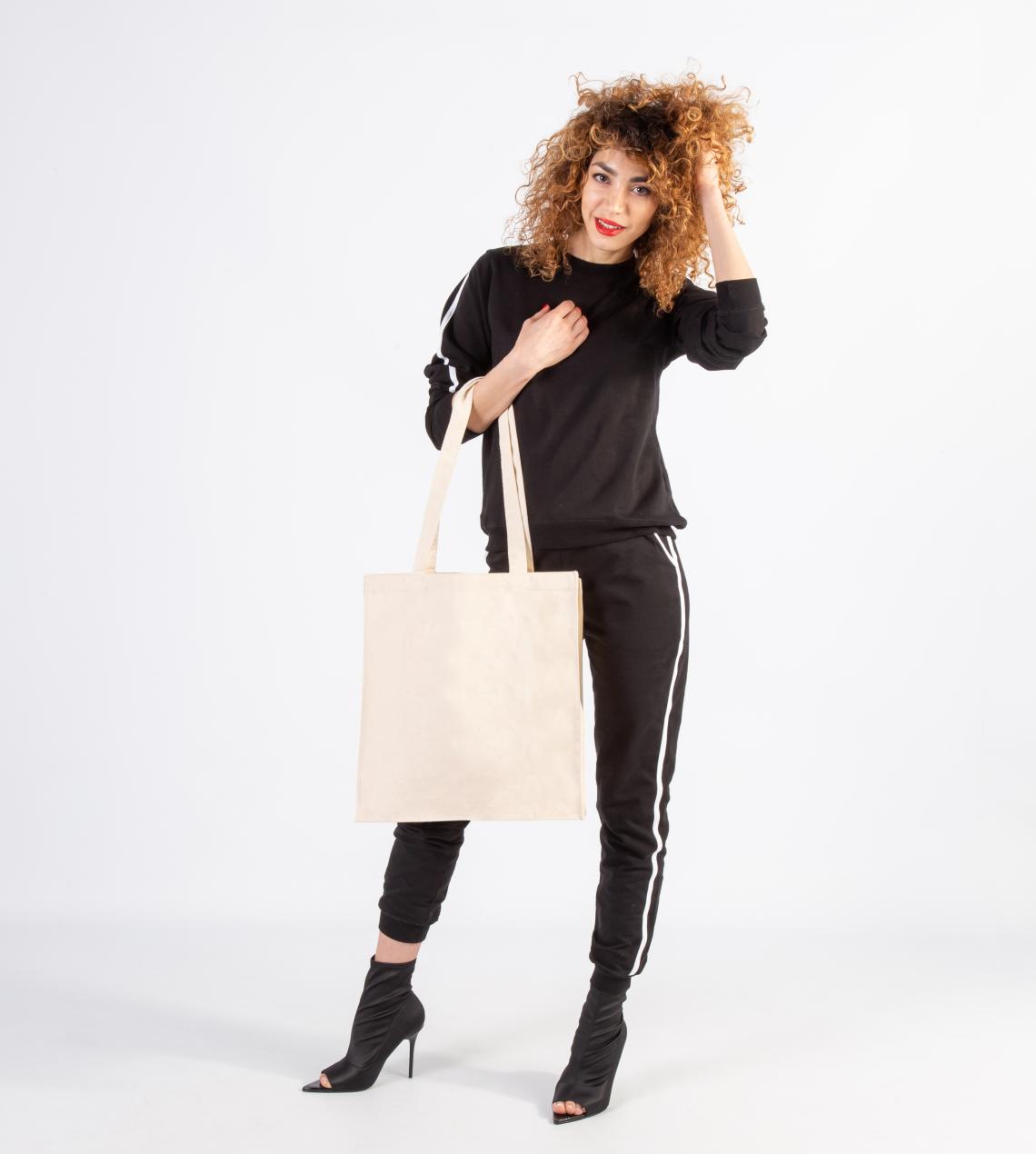 Bolsas de algodón grandes sujetadas por una mujer