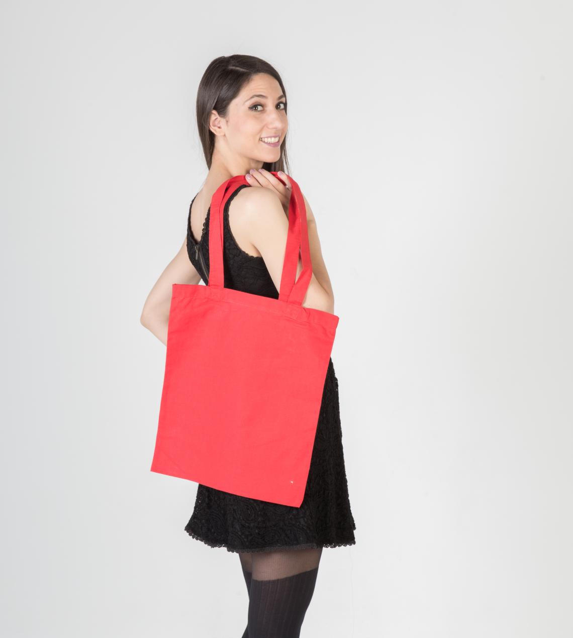 Bolsas de algodón de tamaño mediado sujetadas por una mujer