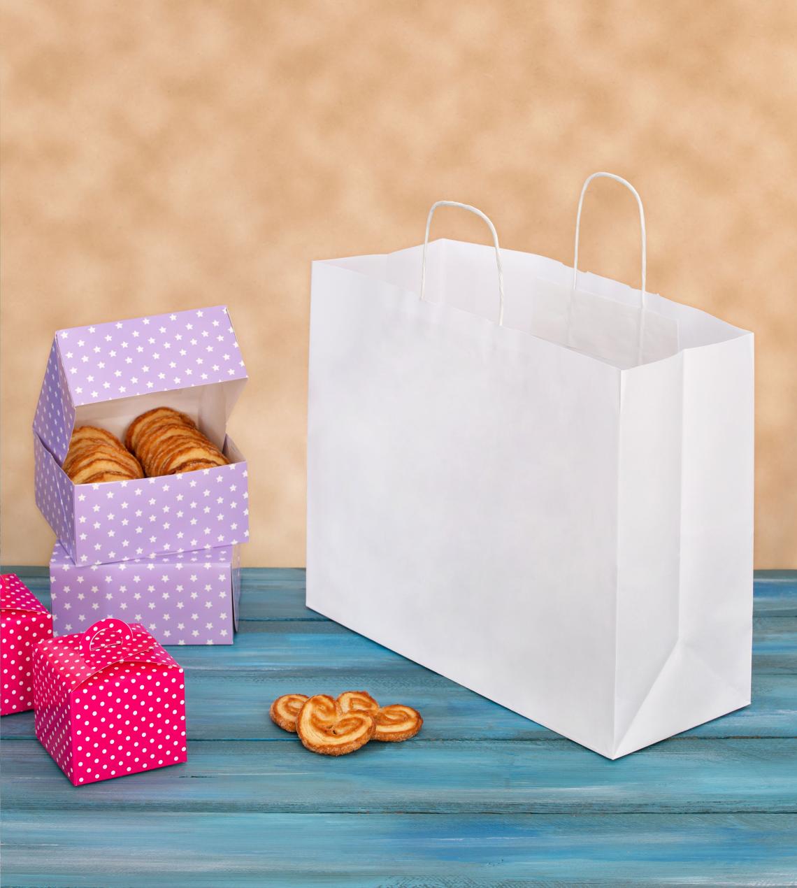 Bolsas de papel blancas al lado de comida