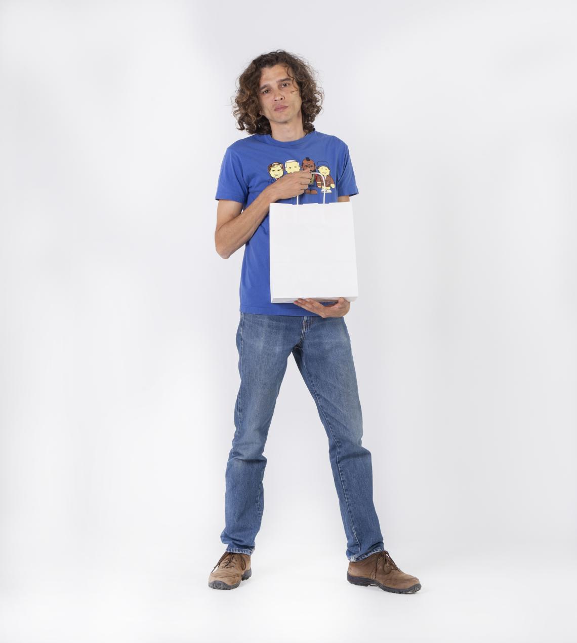 Bolsas medianas de papel blanco sujetas por un hombre