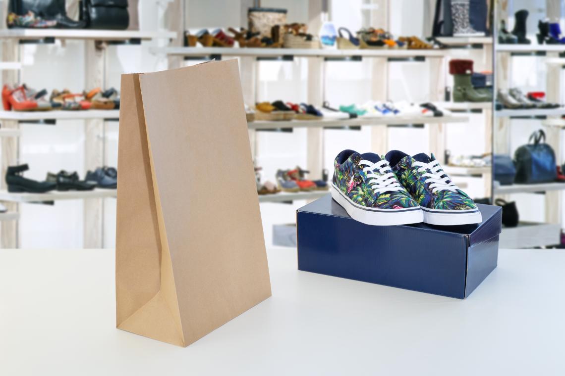 Bolsas sin asas con unas zapatillas al lado