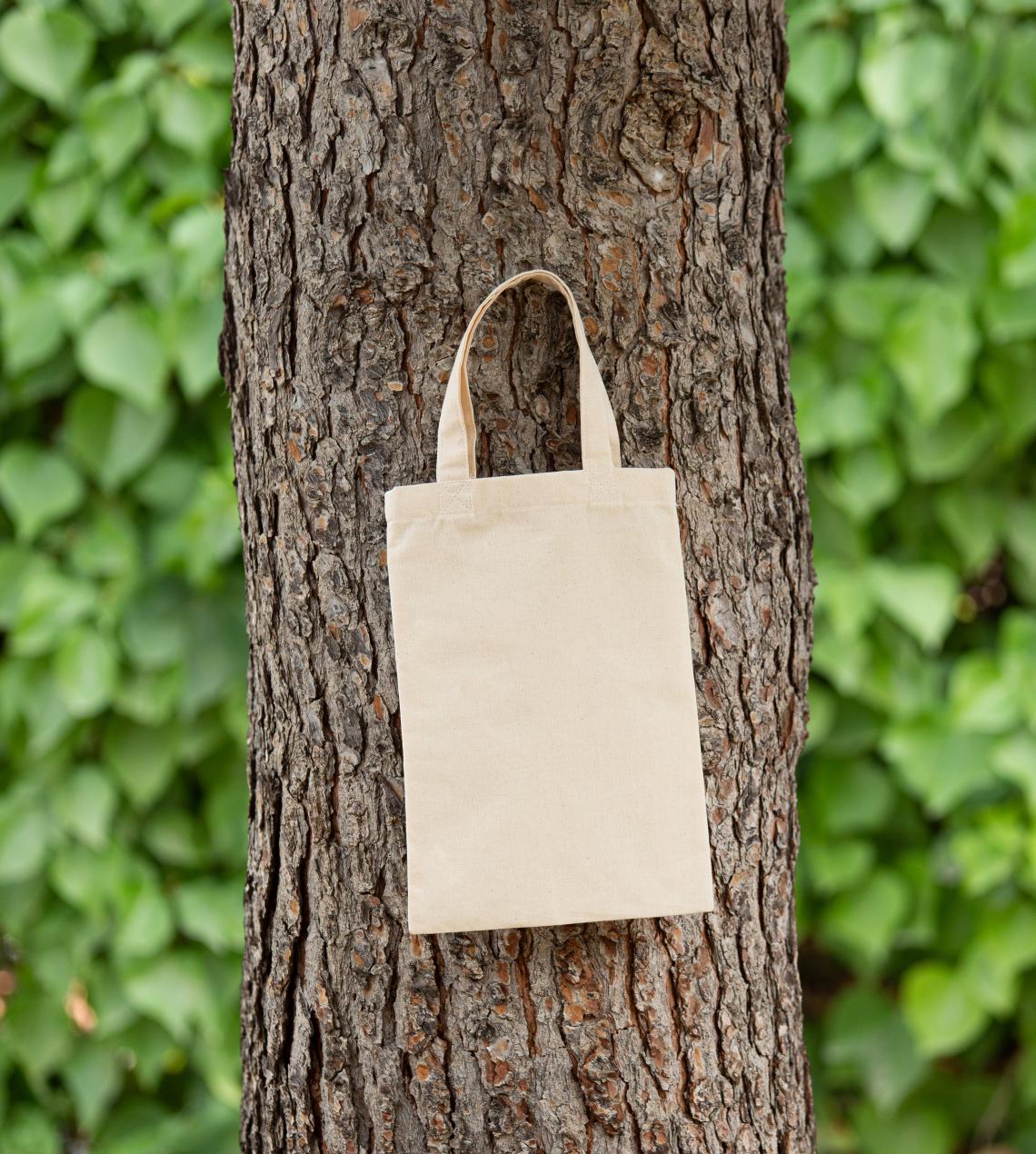 Bolsas de algodón orgánico encima del tronco del árbol