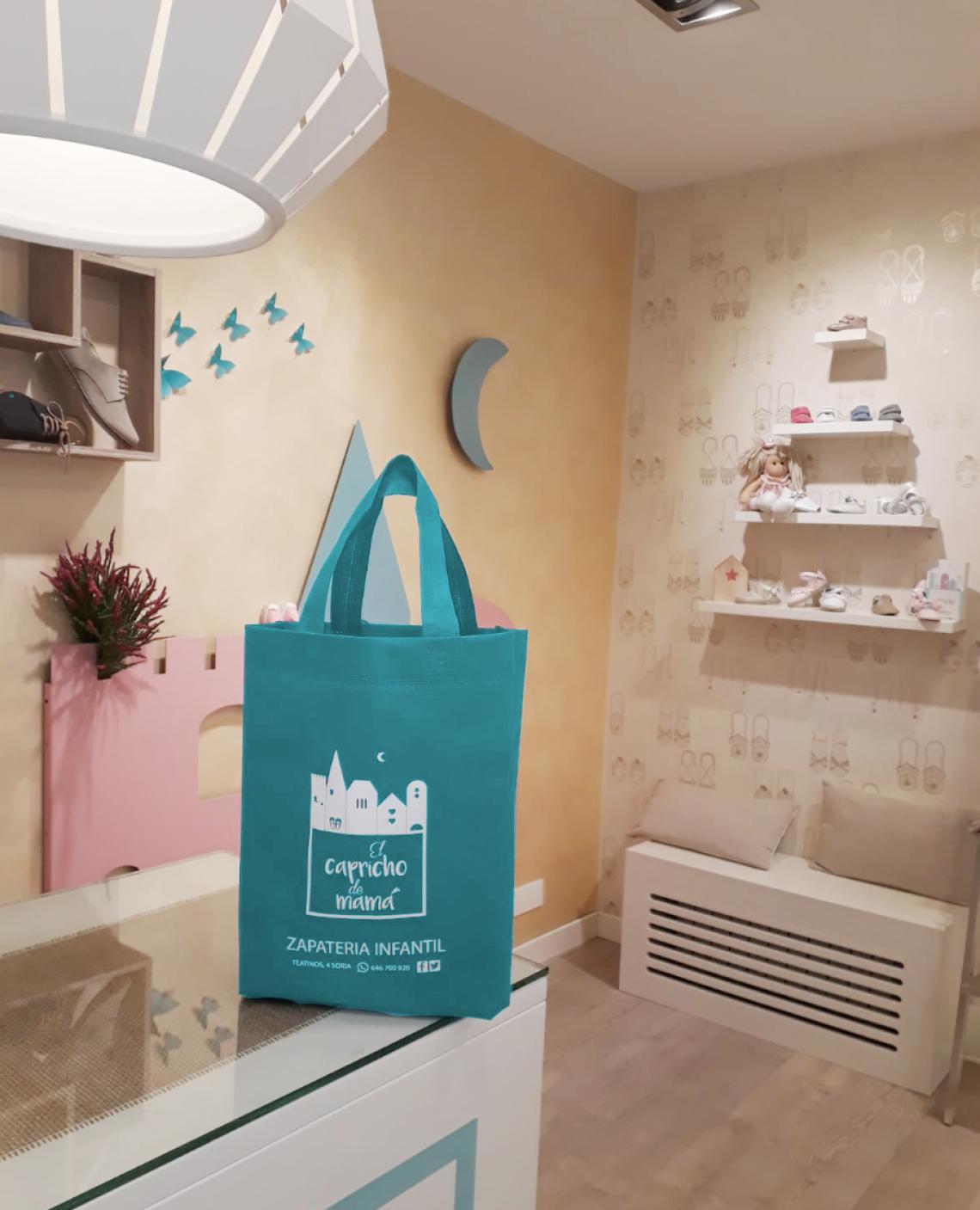 Bolsas de tela con asas sujetadas por una mujer