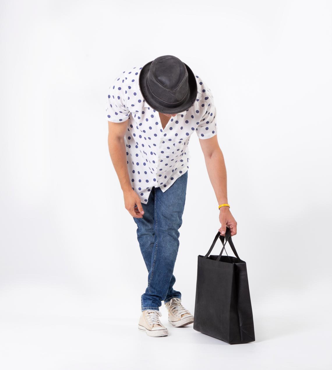 Bolsas de tela horizontales negras sujetadas por un hombre