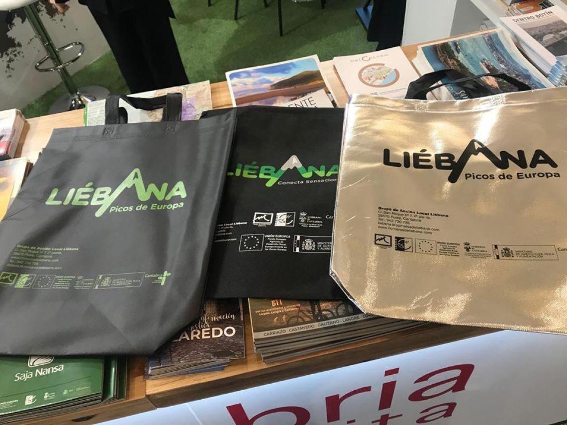 Bolsas negras con acabado laminado de tela reciclada impresas