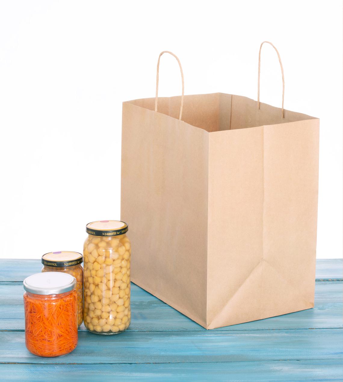Bolsas de papel con base ancha con alimentos al lado