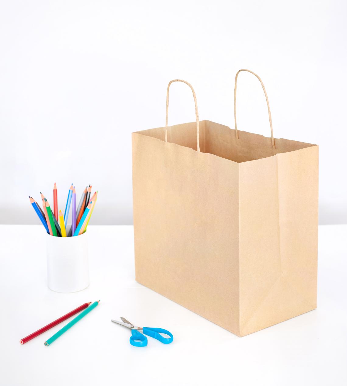 Bolsas de papel reciclado junto a unos lápices