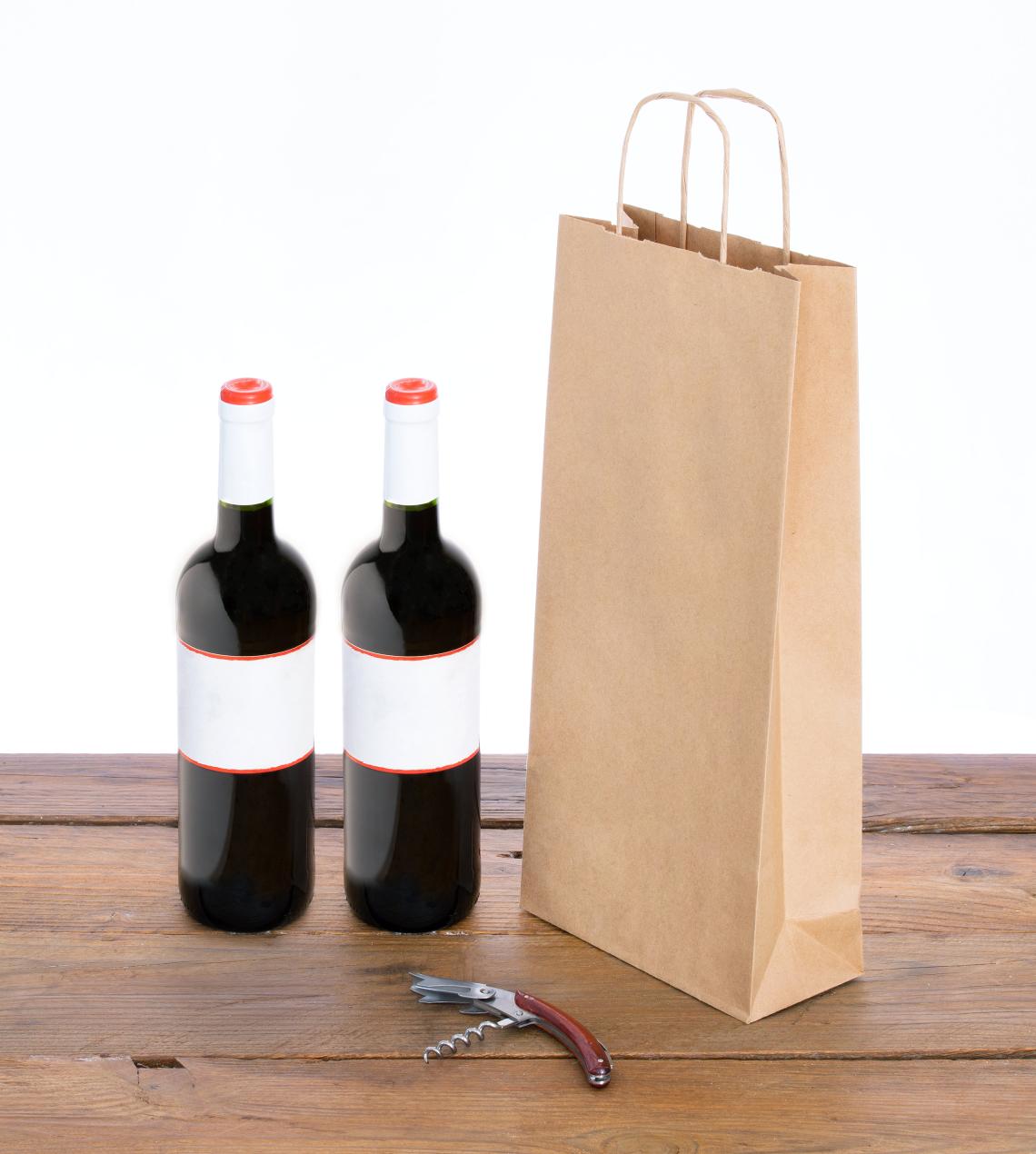 Bolsas de papel junto a 2 botellas