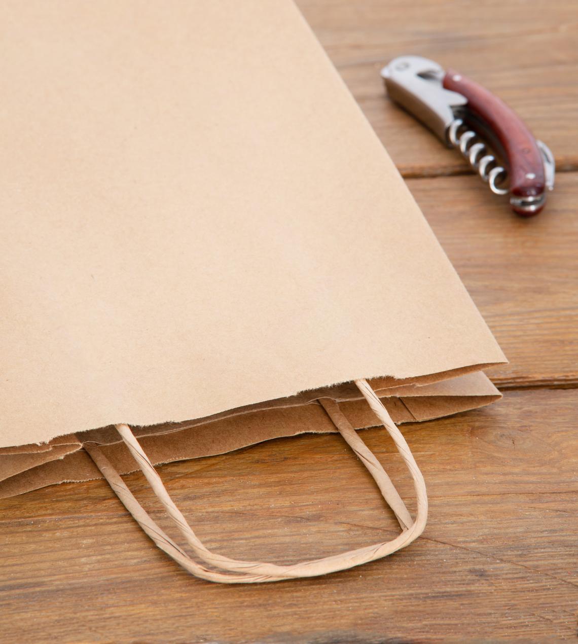 Bolsas de papel junto a 2 botellas