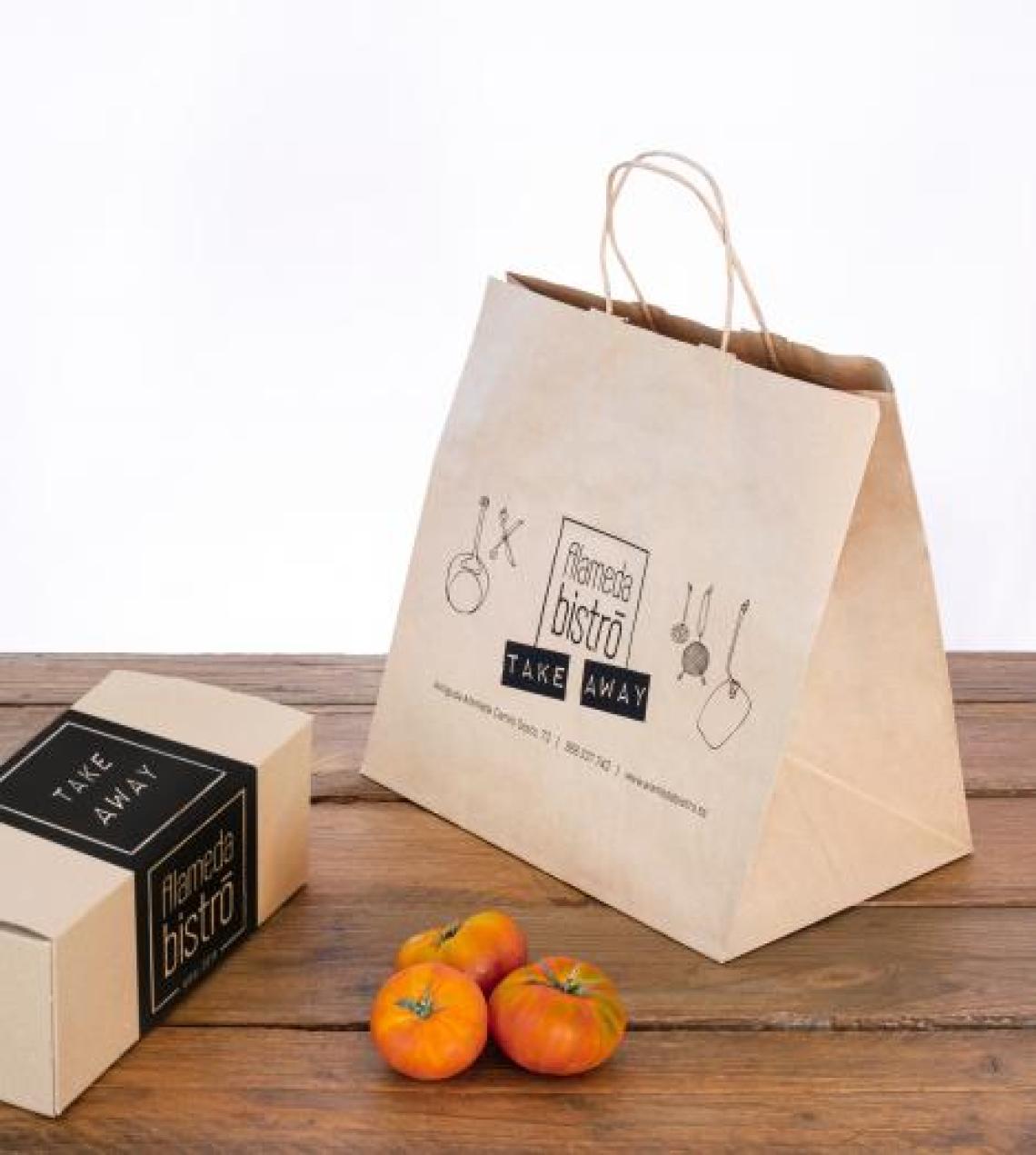 Bolsas de papel reciclado take away con frutas al lado