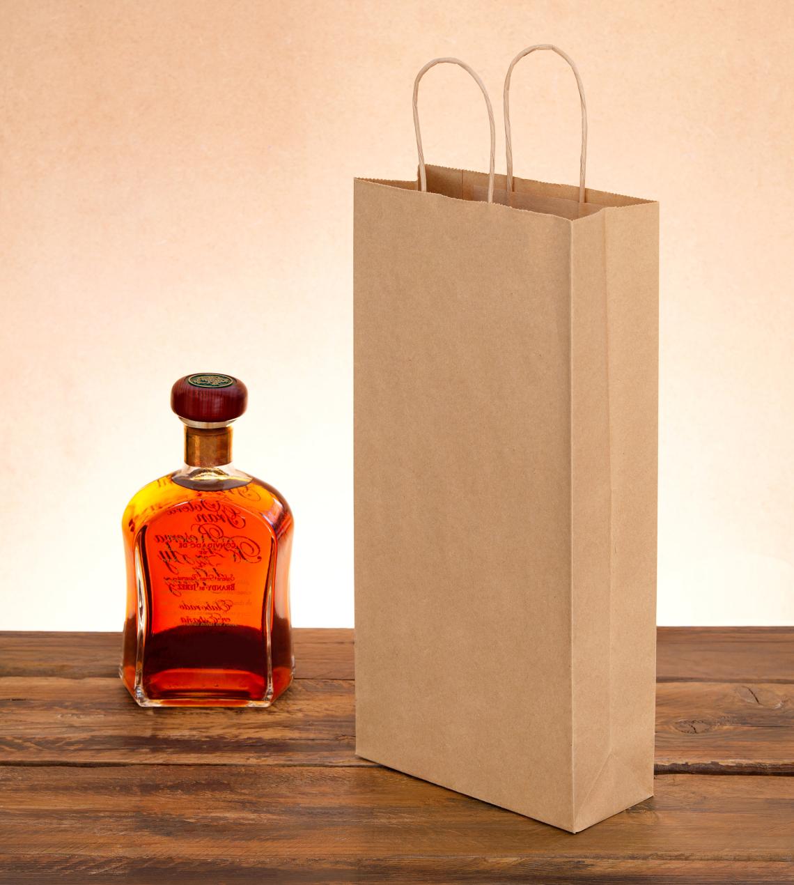 Bolsas de papel junto a  botellas