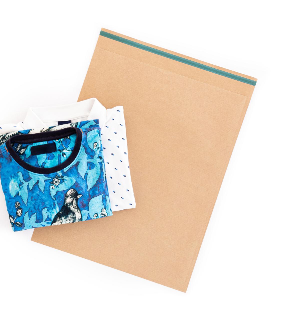 sobres de papel ecommerce con camisetas