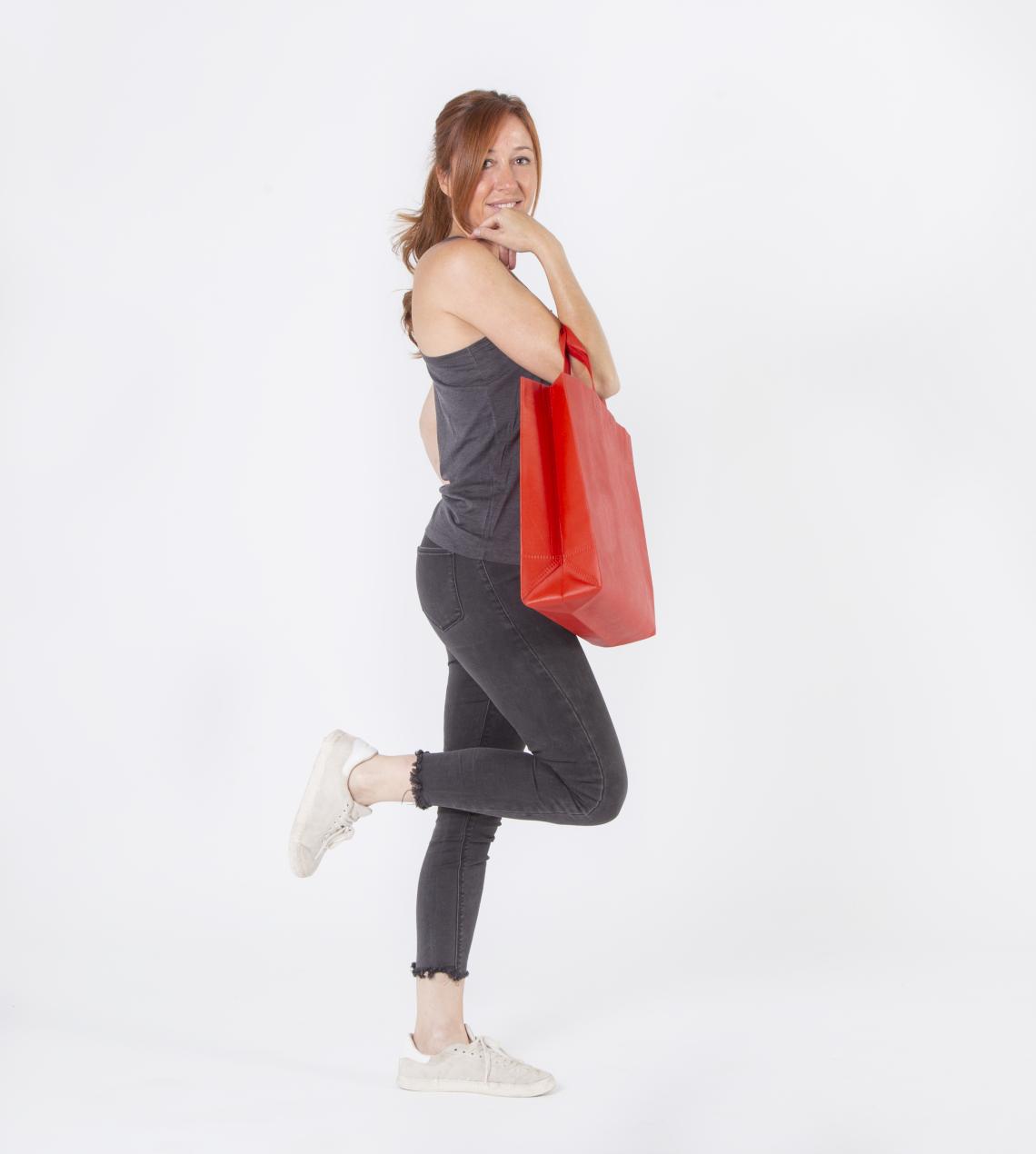 Bolsas con fuelle lateral sujetadas por una mujer