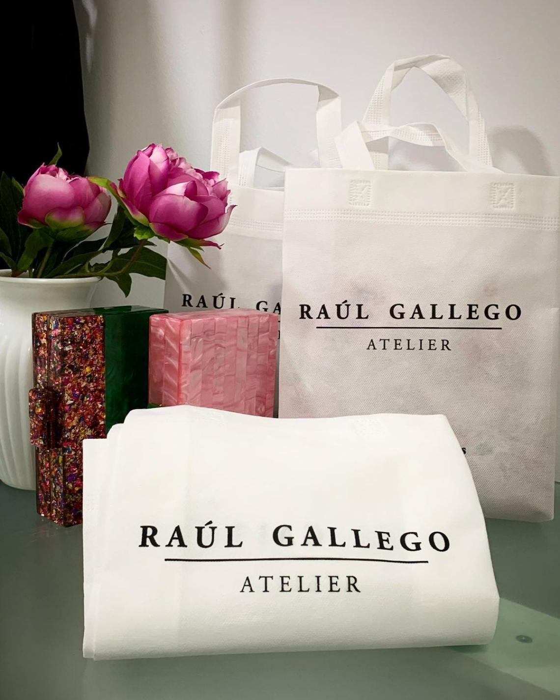 Bolsas de tela con asas sujetadas por una mujer