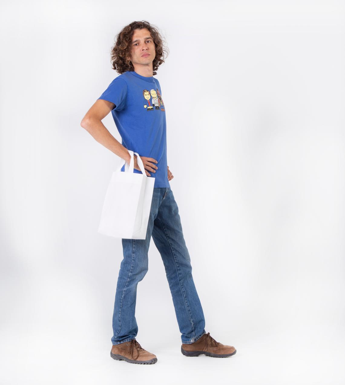 Bolsas de tela con asas sujetadas por un hombre
