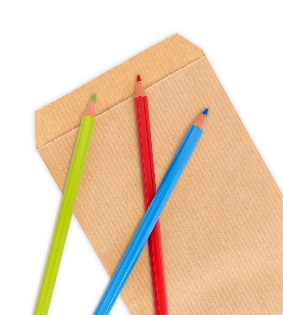 Sobres de papel kraft con lápices de colores alrededor