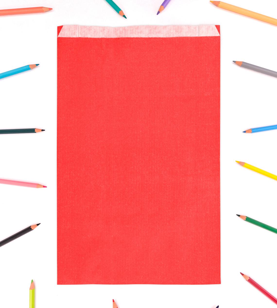 Sobres de papel de colores con lápices alrededor