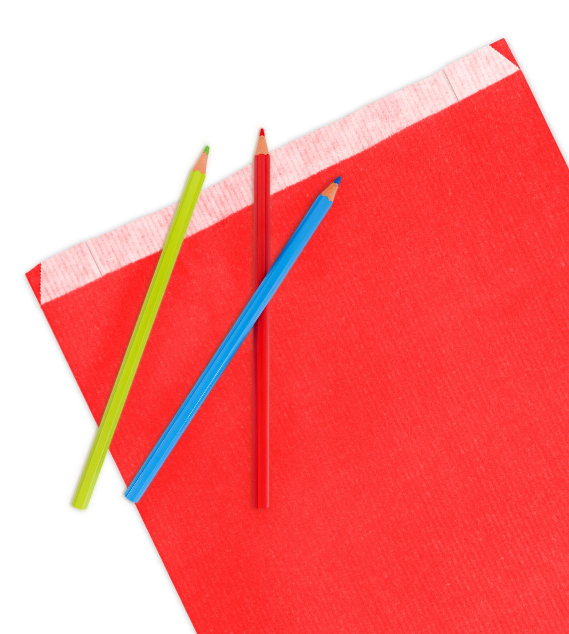 Sobres de papel de colores con lápices de colores
