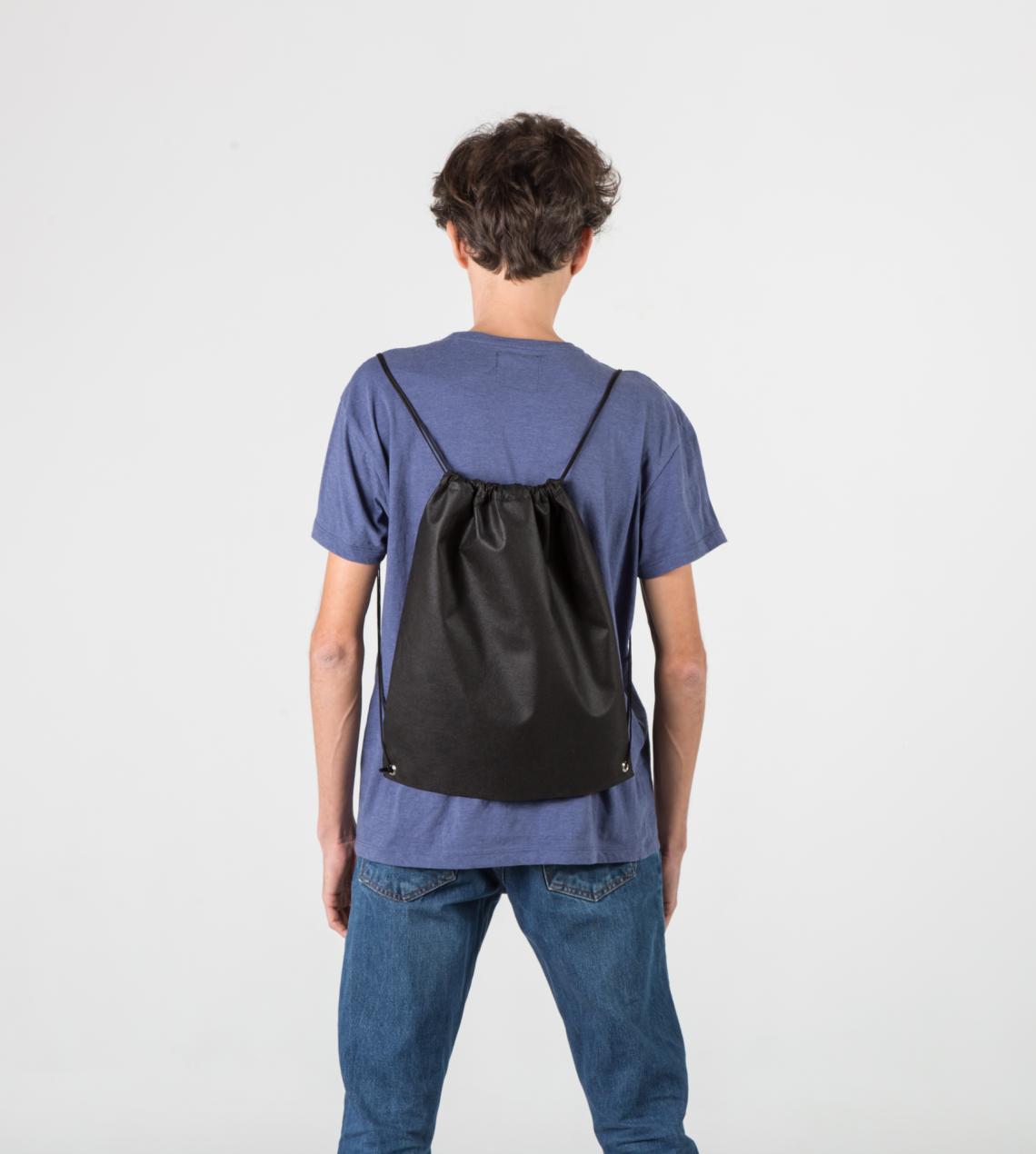 Mochilas de tela negras en la espalda de un hombre