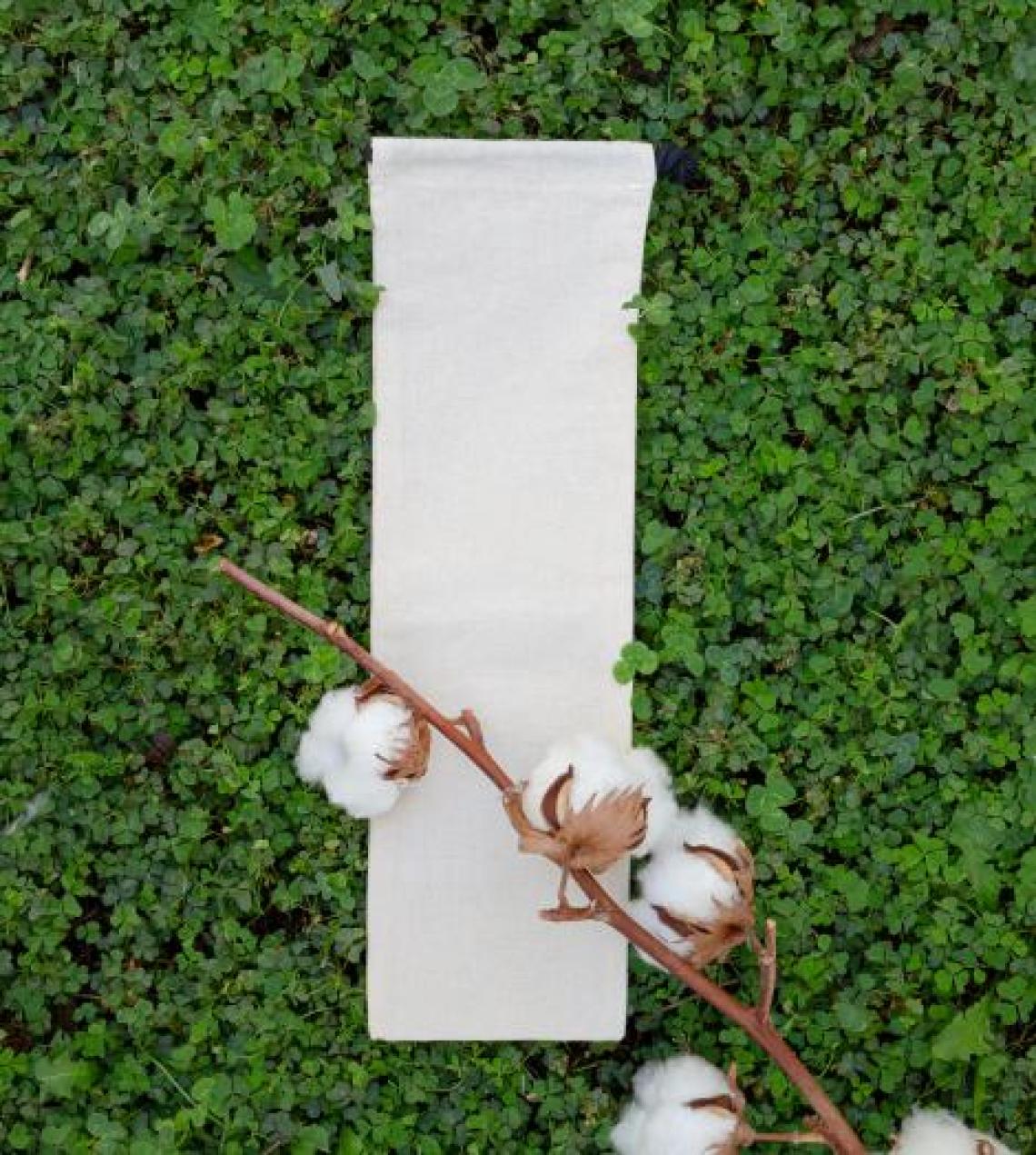 Sacos de algodón orgánico junto a una barra de pan