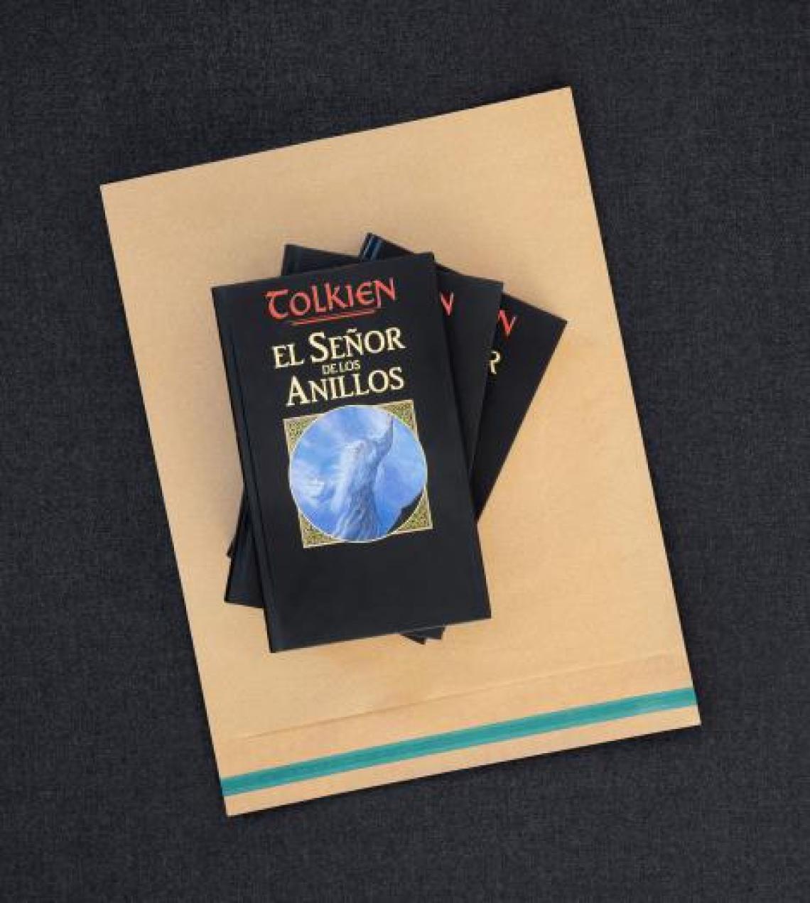 Sobres de papel reciclado junto a unos libros