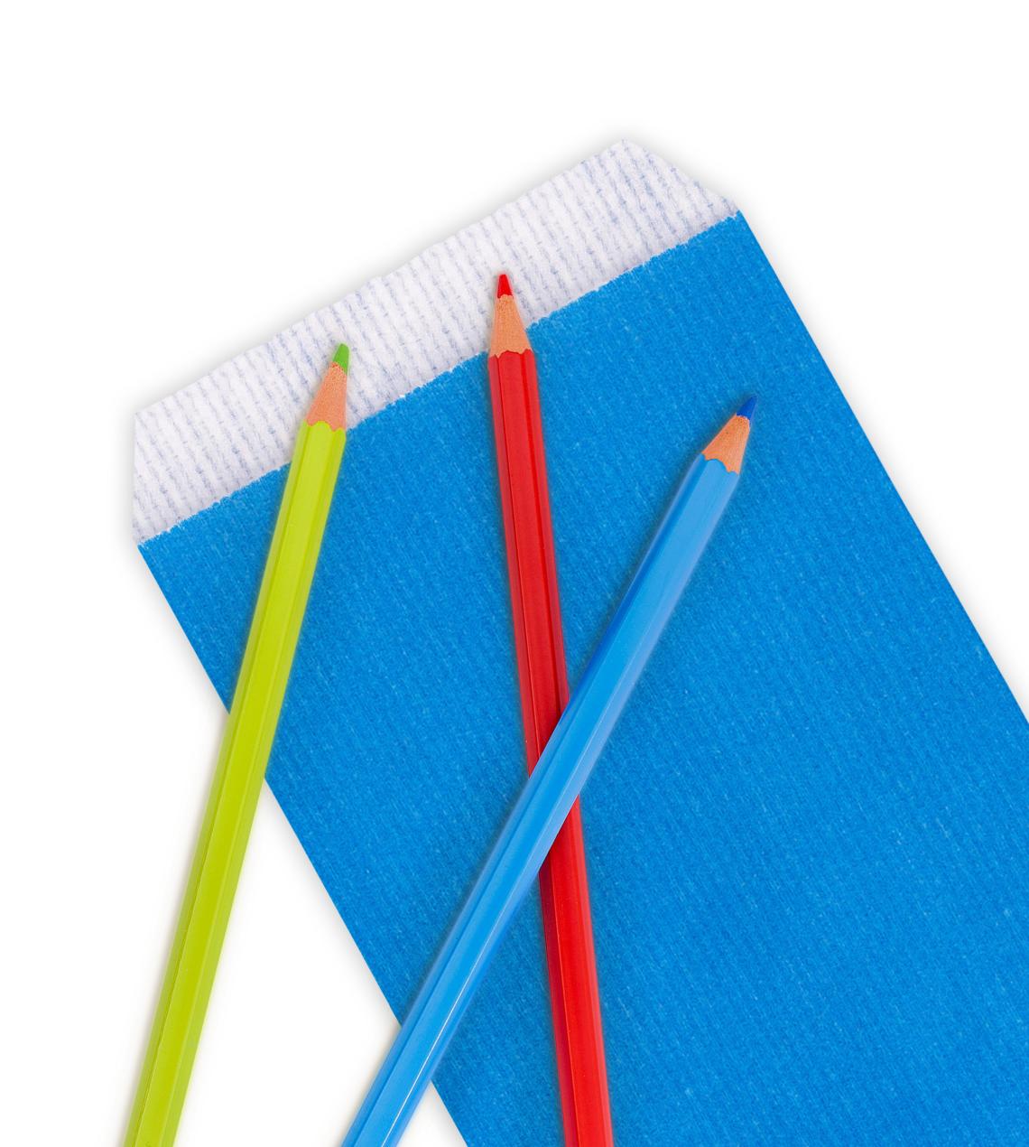 Sobres de papel pequeños con lápices de colores alrededor