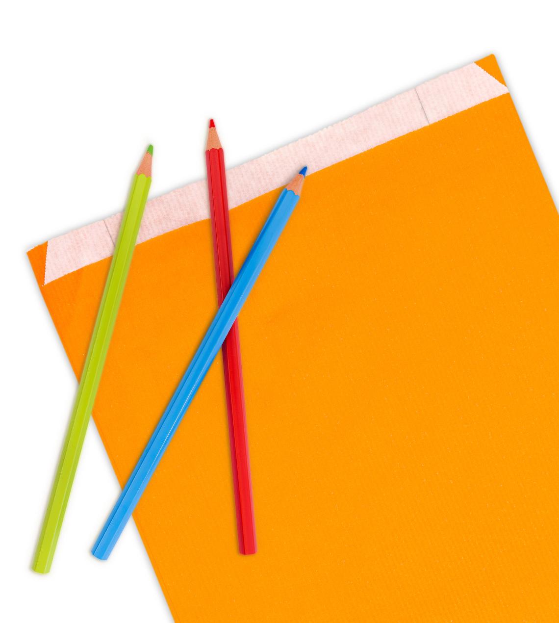 Sobres de papel con fuelle lateral y solapa de color naranja