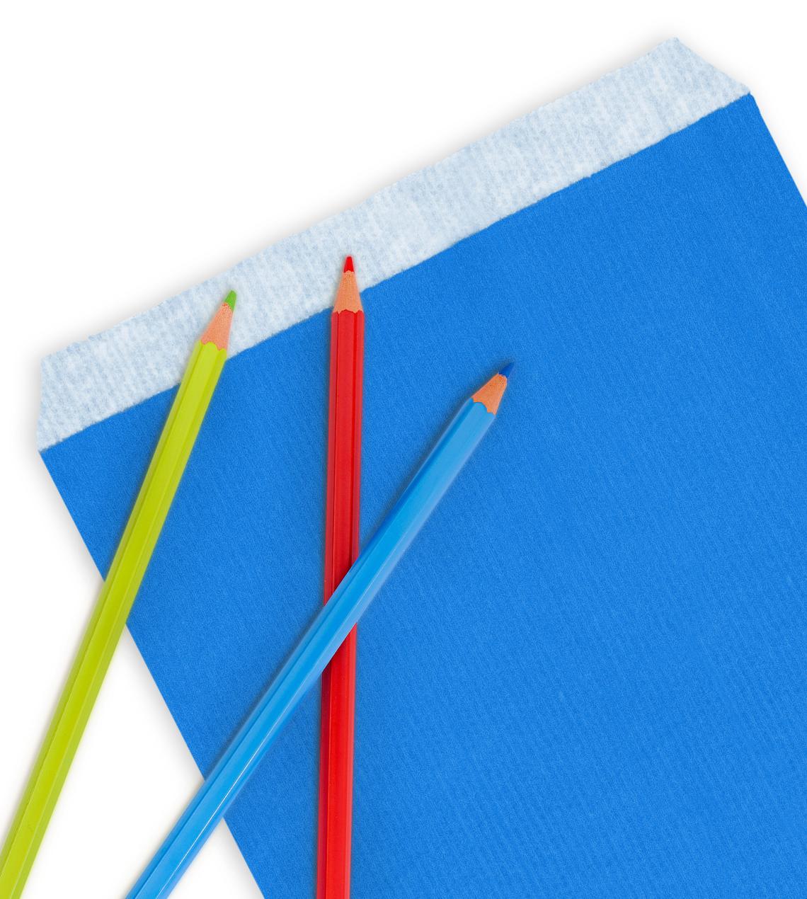 Sobres de color azul de papel con lápices de colores alrededor