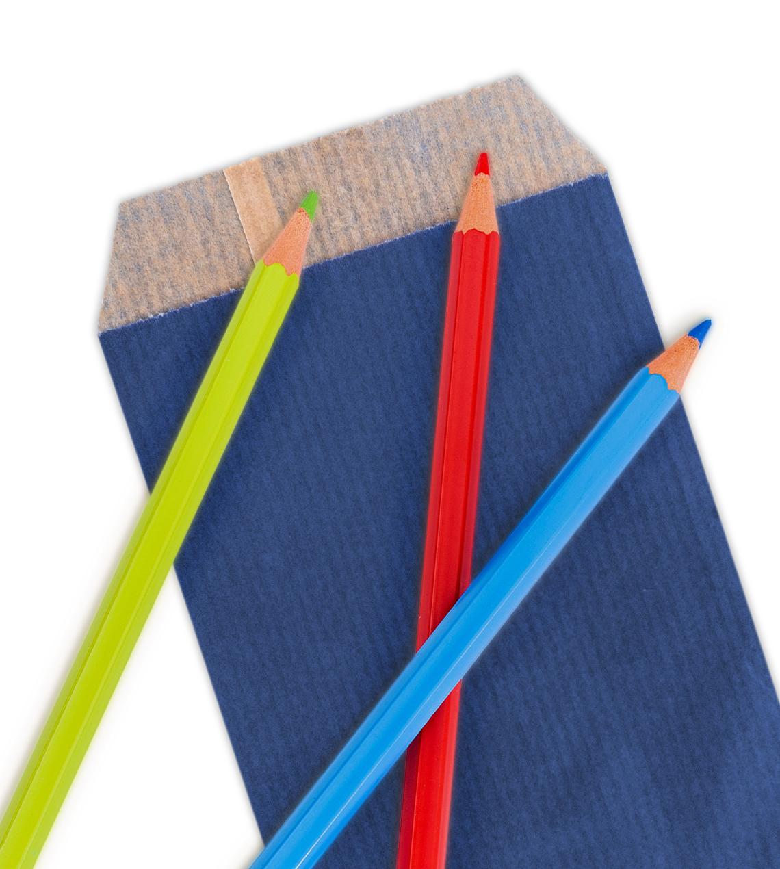 Sobres de papel pequeños con lápices alrededor