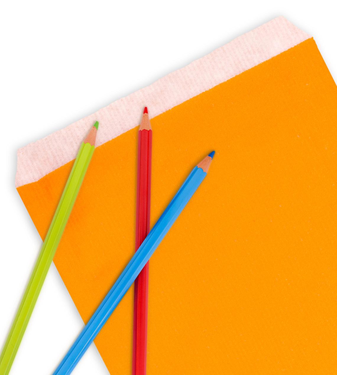 Sobres de color naranja de papel con lápices de colores alrededor