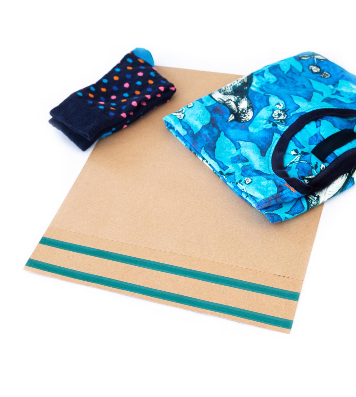 Sobres de papel con unas camisetas