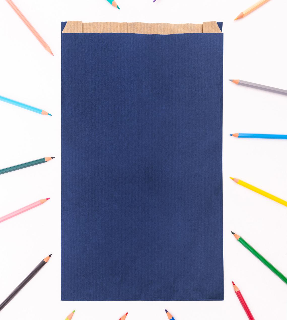 Sobres de papel azules con lápices de colores alrededor