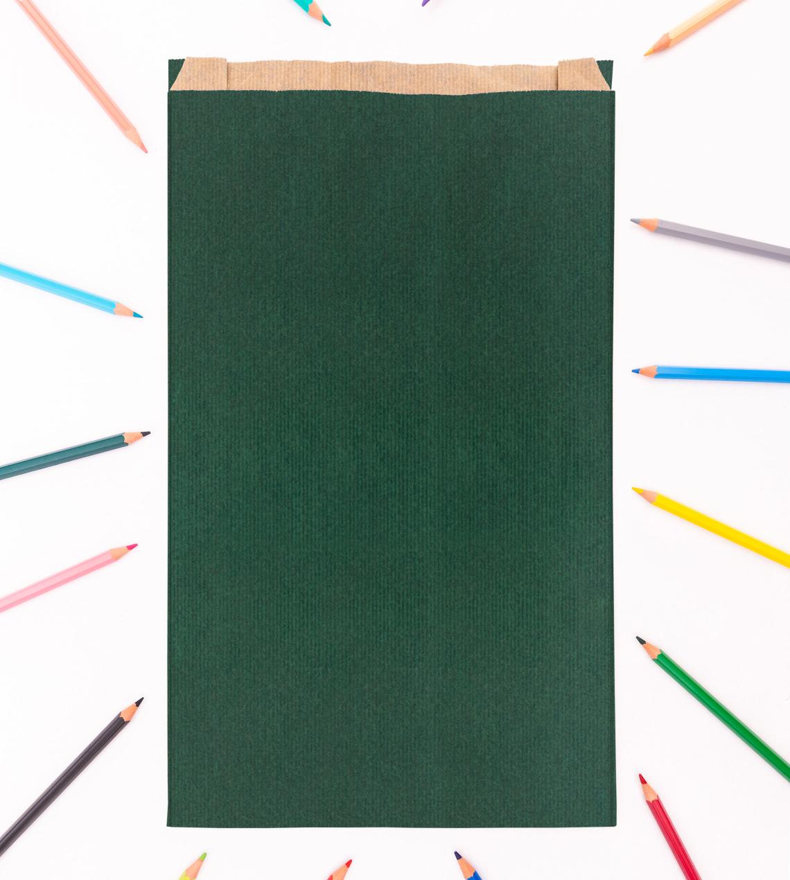 Sobres de papel verdes con lápices de colores alrededor