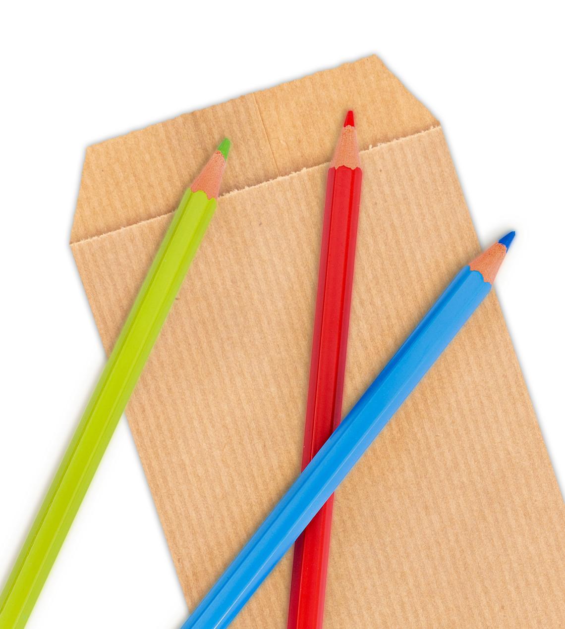 Sobres de papel pequeños kraft con lápices alrededor