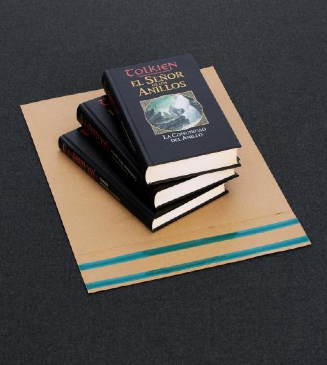 Sobres de papel con unos libros