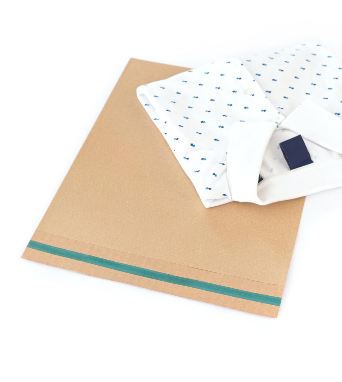 Sobres de papel reciclado junto a un polo