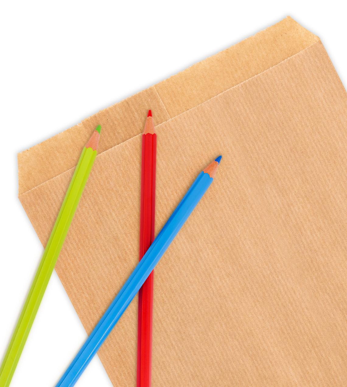 Sobres de papel kraft con lápices de colores alrededor