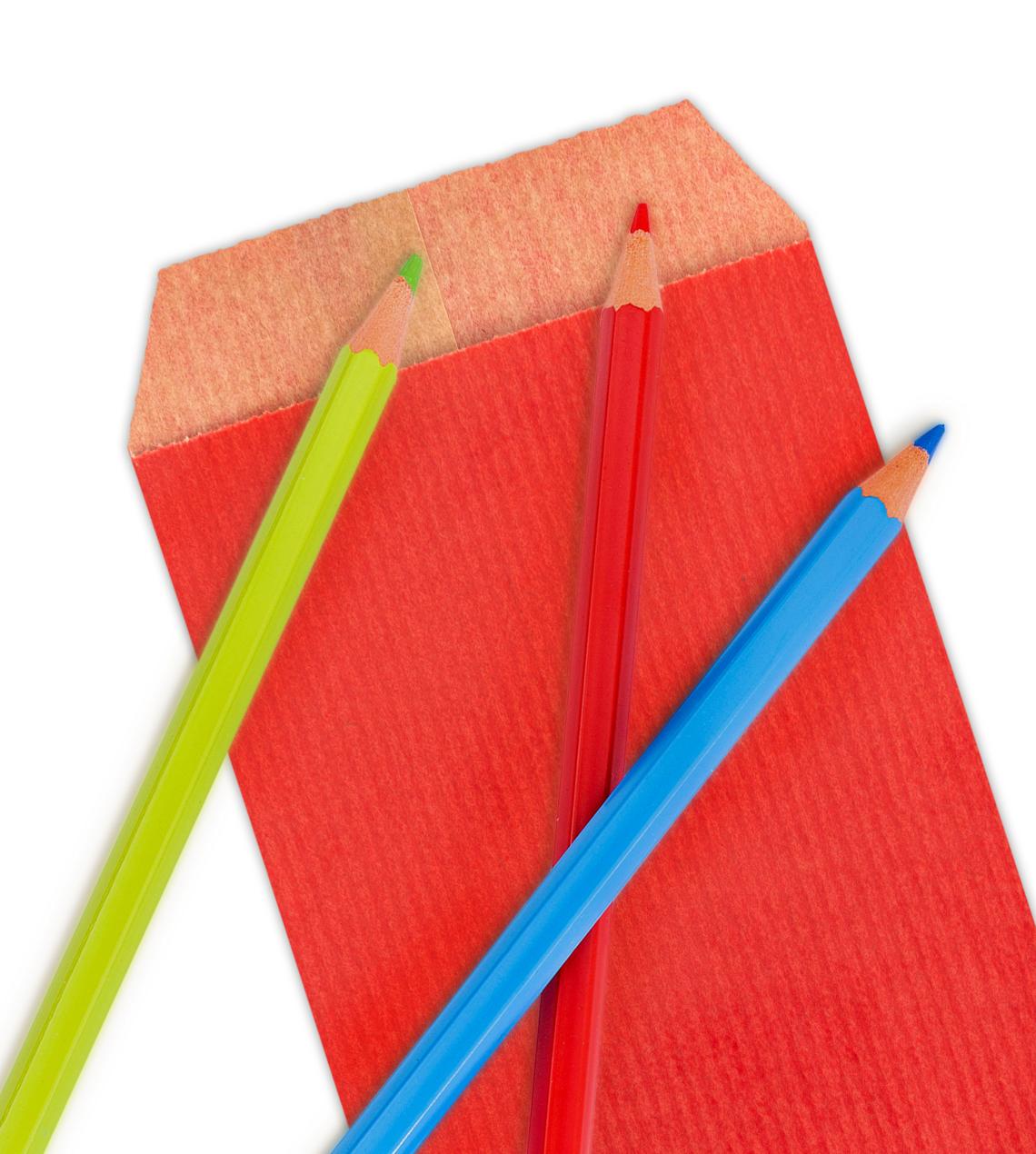 Sobres de papel pequeños con lápices alrededor