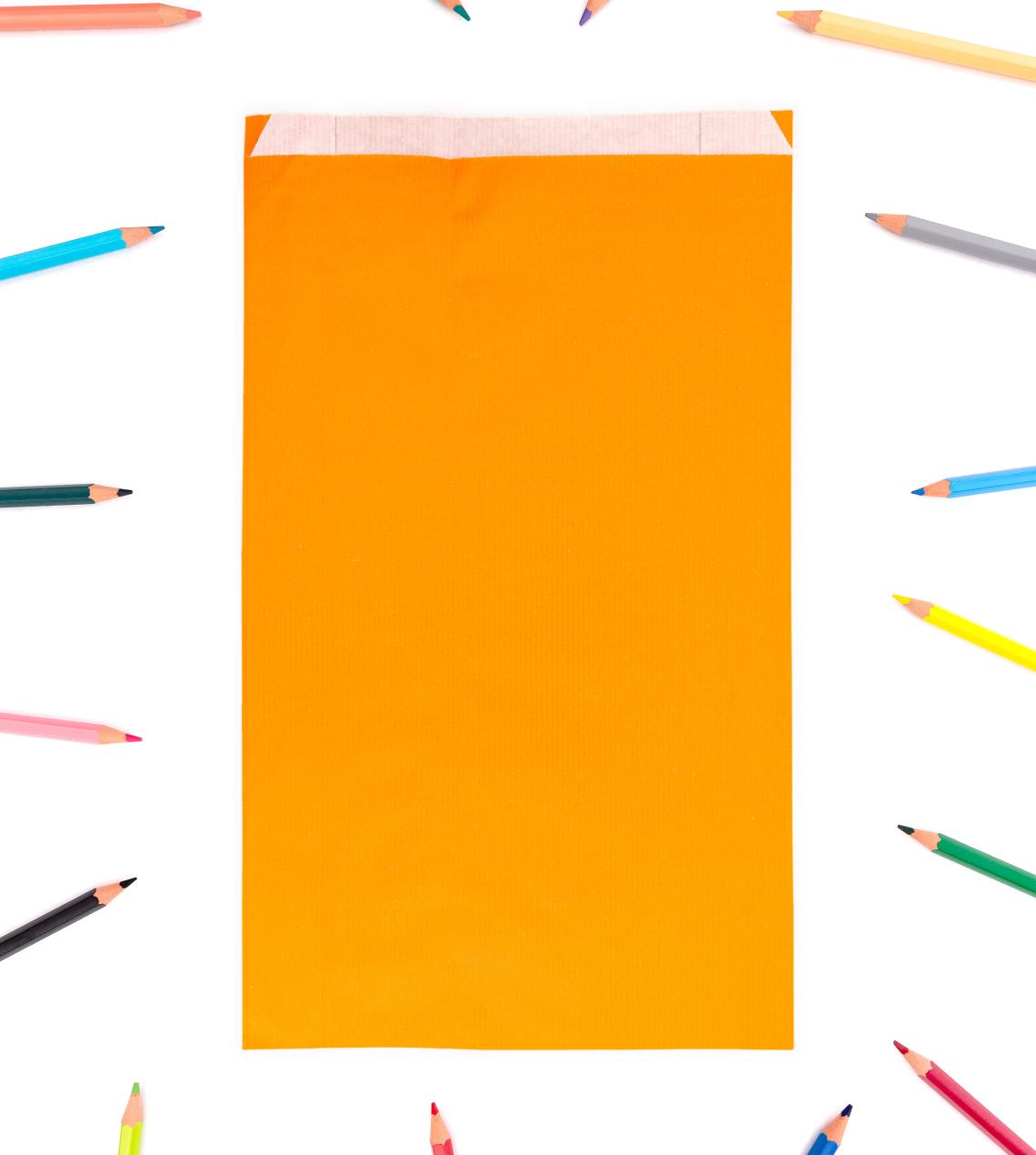 Sobres de papel con fuelle lateral y solapa de color naranja