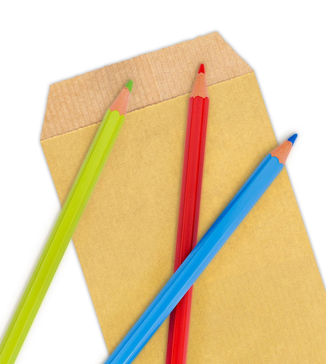 Sobres de papel pequeños con lápices alrededor