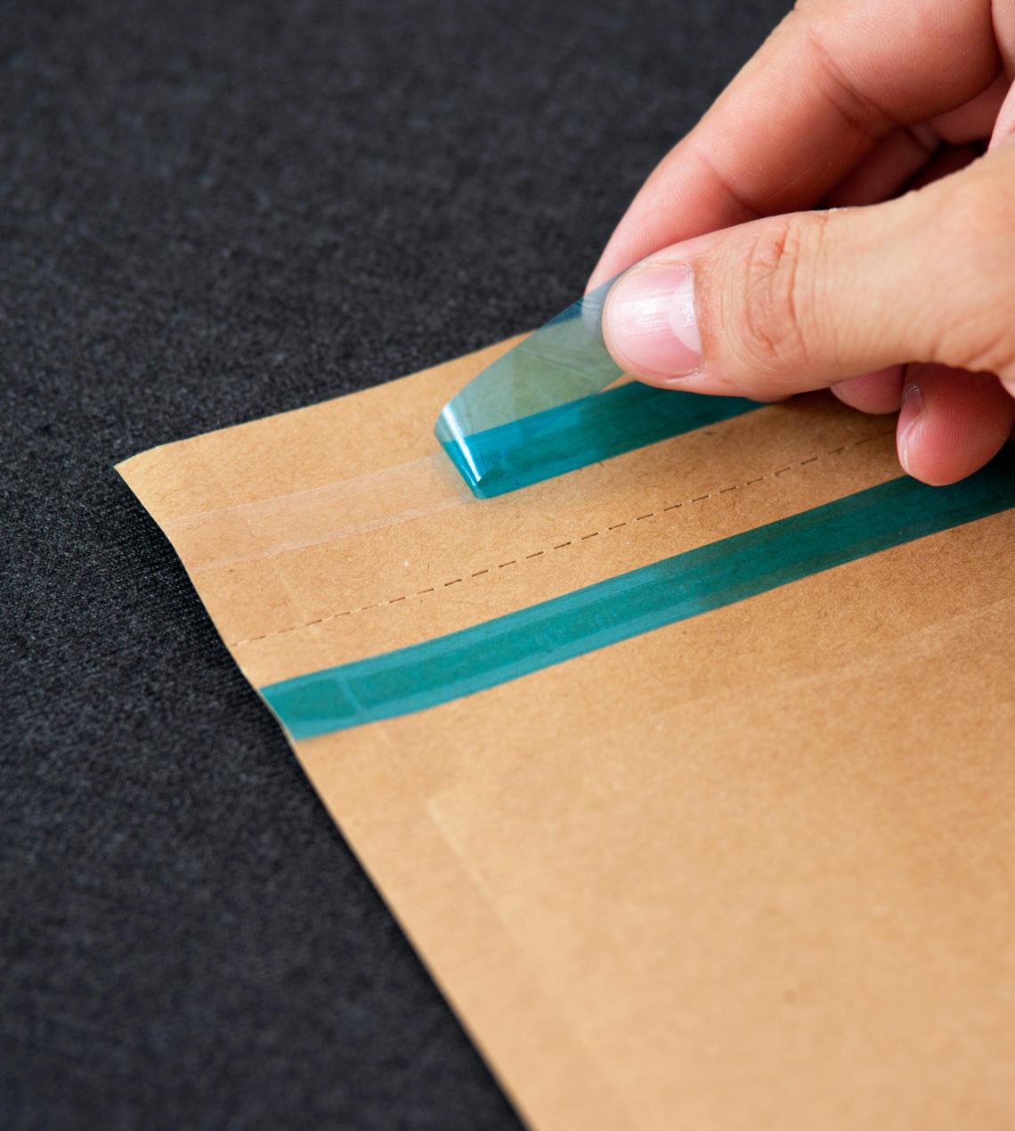 sobres de papel con tiras adhesivas