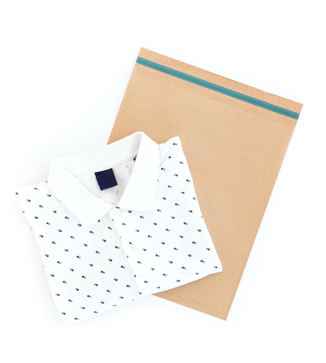 Sobres de papel reciclado junto a un polo