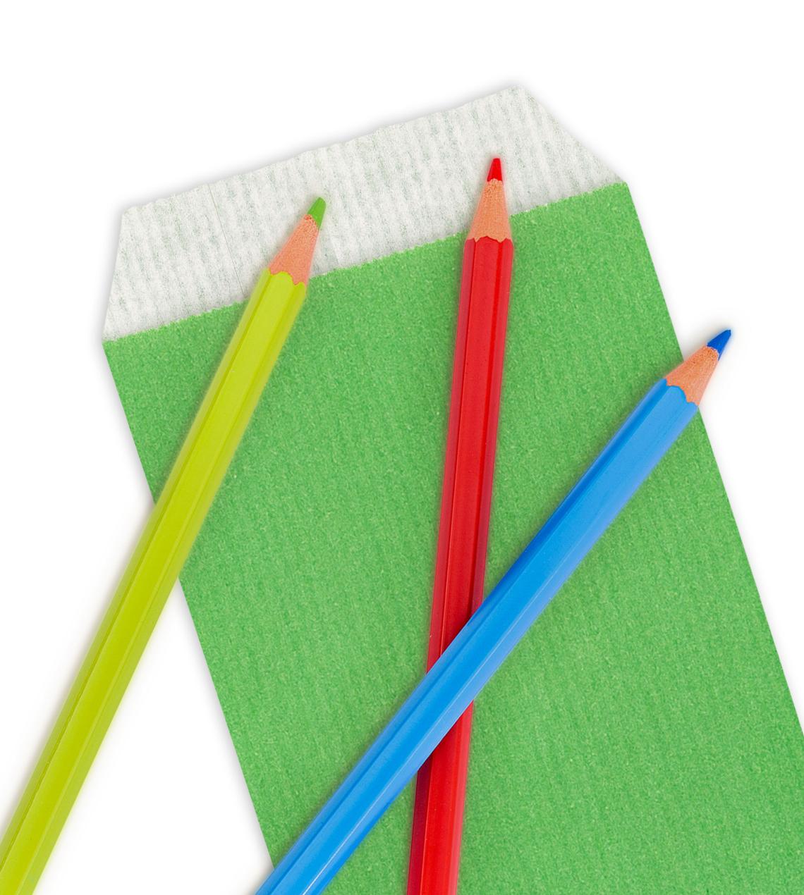 Sobres de papel pequeños verdes con lápices alrededor