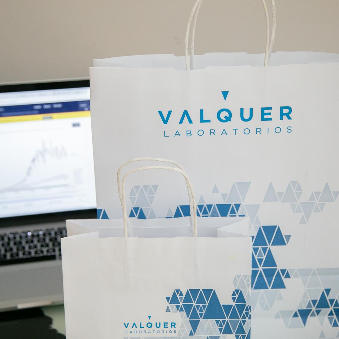 Bolsas de papel medianas blancas con logo