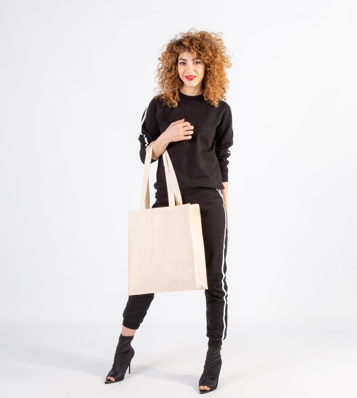 Bolsas de algodón grandes sujetadas por una mujer