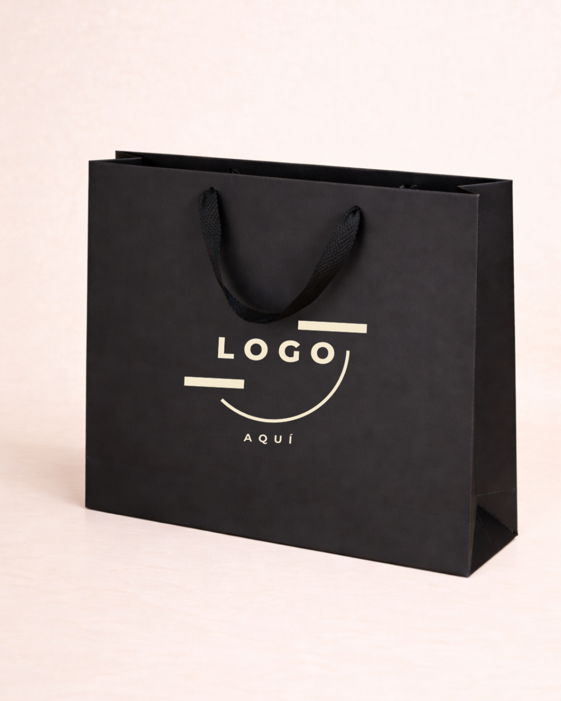 Bolsas de lujo negras con unos zapatos al lado