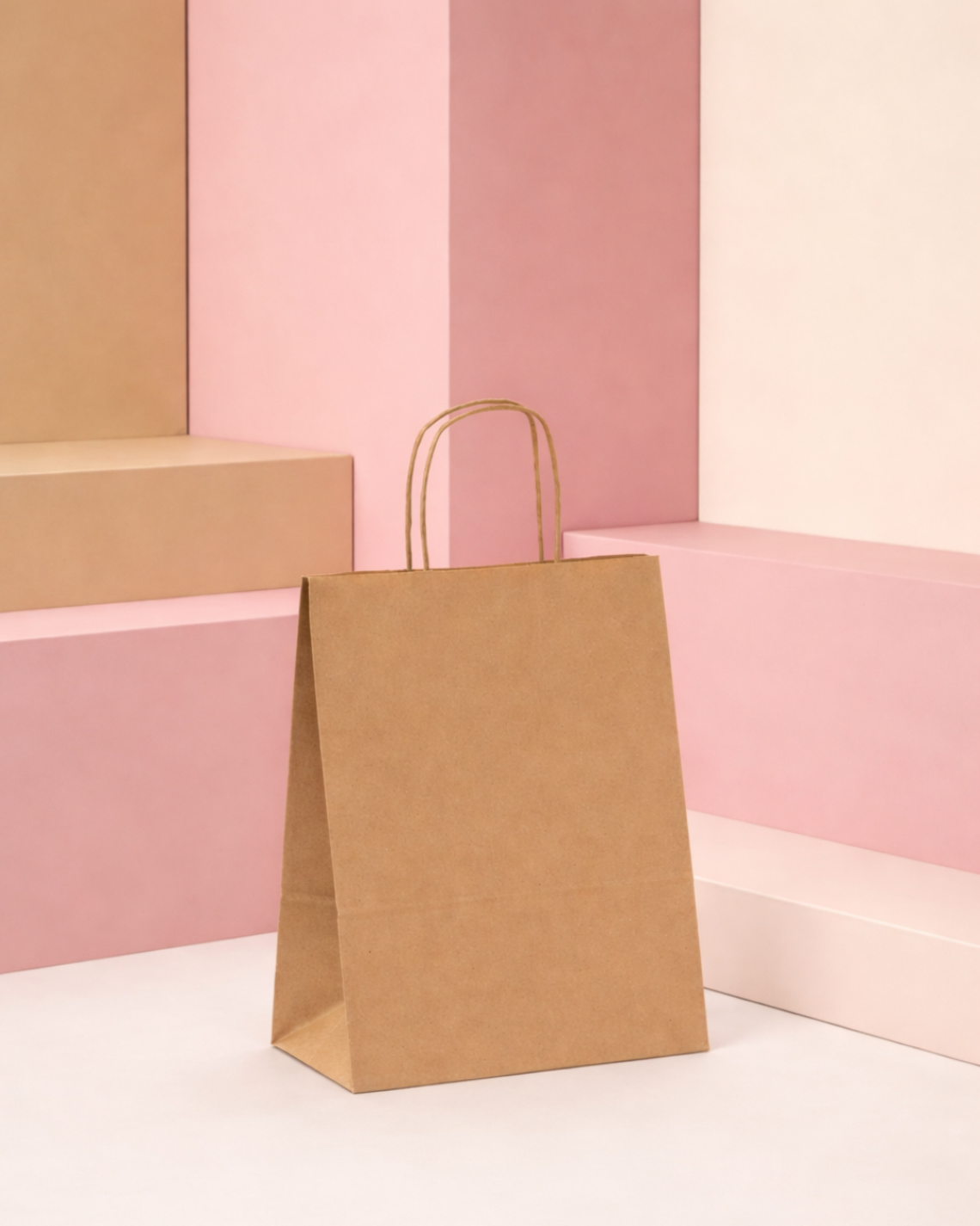 Una chica sujetando las bolsas de papel kraft