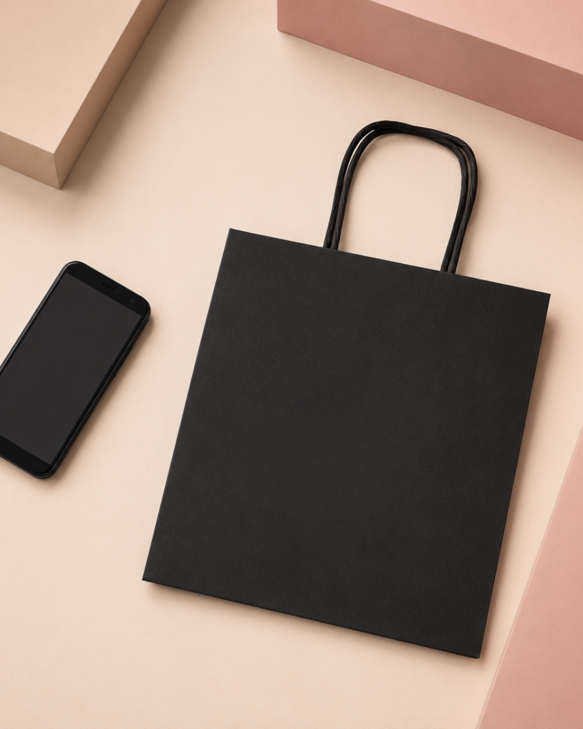 bolsa de papel de color negro  encima de una mesa